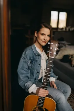 Grafika promocyjna wydarzenia Marta Zalewska „Proste historie” – koncert solo