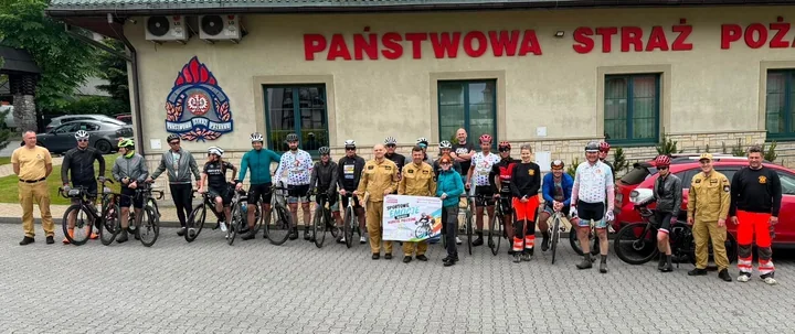 Strażacy na rowerach pojawili się w Zakopanem - stawką była rehabilitacja