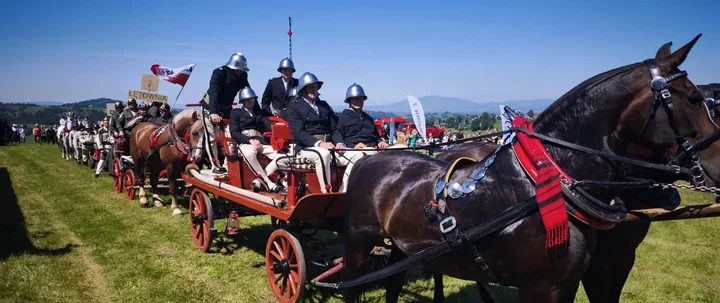 Strażackie Śpasy w Zębie. Do zawodów wróciły historyczne sikawki konne