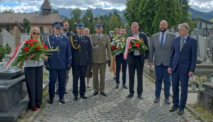 Wiązanki pod pomnikiem na Nowym Cmentarzu. Zakopane uczciło ofiary wojny