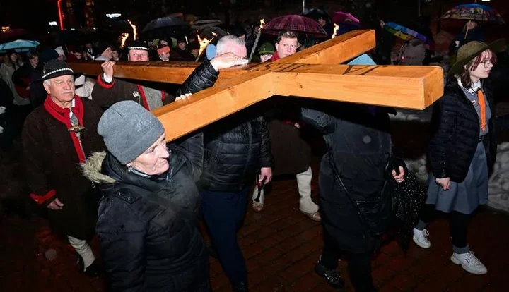 Zakopiańska Droga Krzyżowa przeszła przez Krupówki w ciszy i skupieniu