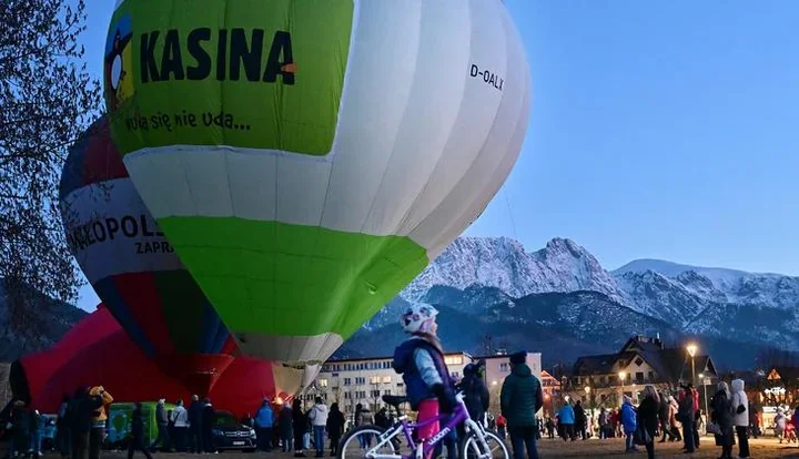Nocne balony nad Równią Krupową zamieniły Zakopane w bajkową scenę