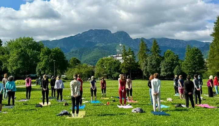 Bezpłatna joga i zumba wracają pod Tatry. W Zakopanem rusza wakacyjny plan ruchu