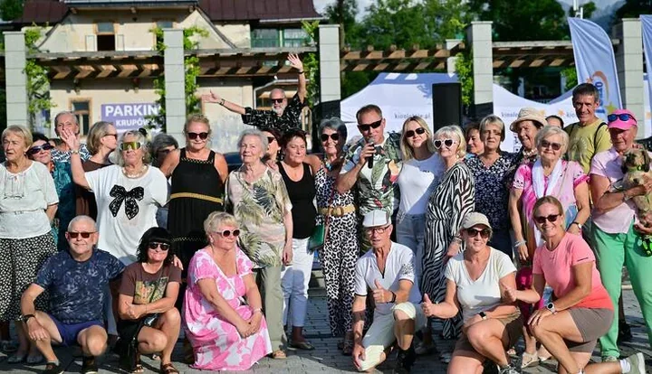 Taniec przed seansem. Na Placu Niepodległości spotykają się pokolenia