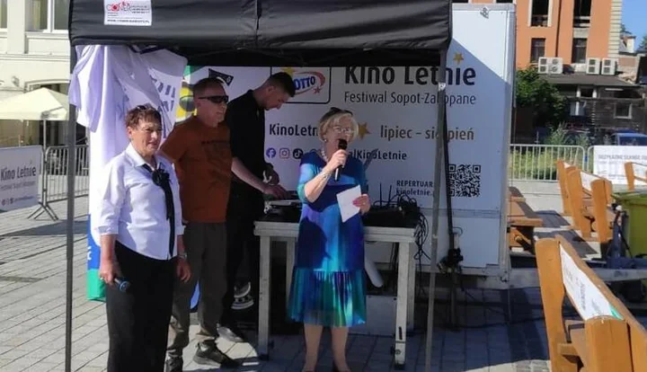 Seniorzy ruszyli do tańca. Plac Niepodległości zyskał letni rytm