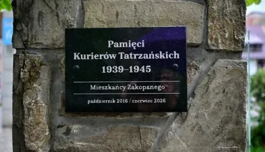 Granitowe tablice na Placu Niepodległości przypominają o Kurierach Tatrzańskich