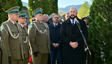 Wiązanki, Apel Poległych i salwa. Uroczystość ku czci generała