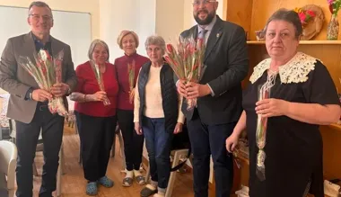 Koncert dla seniorek w Klubie Senior+ od uczniów szkoły muzycznej – wizyta władz