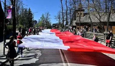 Biało-czerwona fala na Krupówkach. Tłumy uczciły Konstytucję 3 Maja