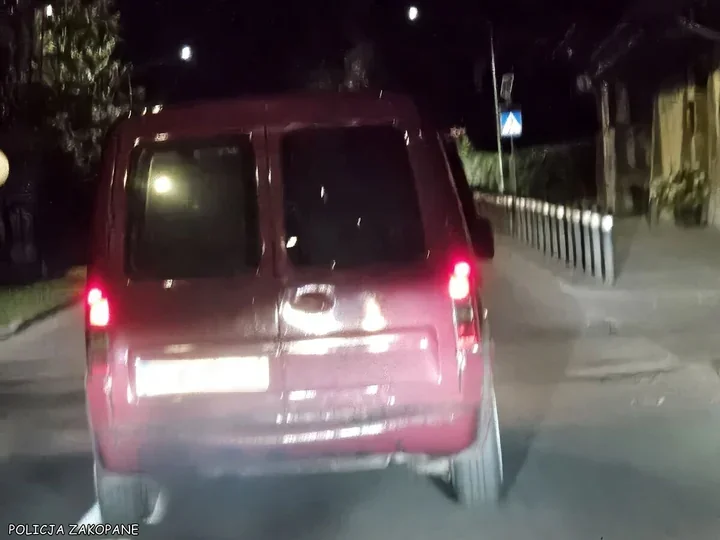Pijany kierowca zatrzymał się na środku drogi. Dzielnicowy był po służbie