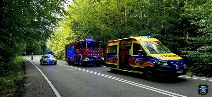 20-letni motocyklista wypadł z drogi i uderzył w drzewo w Zakopanem