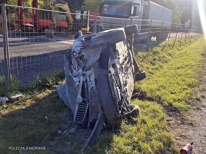 Czołowe zderzenie trzech pojazdów w Stasikówce. Są poszkodowani