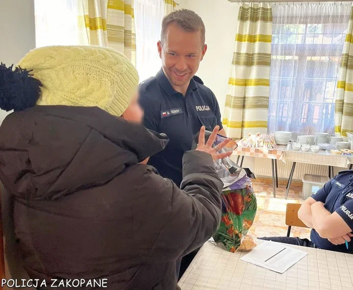 Świąteczna akcja w Zakopanem - dzielnicowi weszli do Kuchni św. Brata Alberta