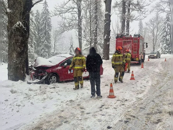 Taksówka w Zakopanem uderzyła w drzewo - pasażer trafił do szpitala