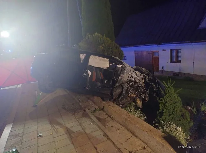 Pijany kierowca toyoty wbił się w ogrodzenie posesji w Zakopanem