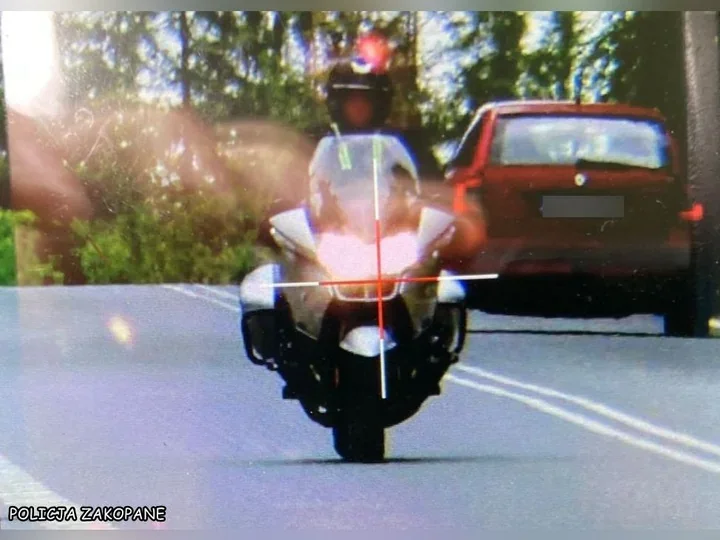 Motocyklista pędził przez Dzianisz. Drogówka skontrolowała 74 osoby