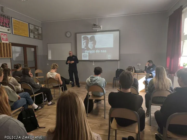 Komendant zachęca maturzystów w Zakopanem - pensje od 6.339 zł do 7.442 zł