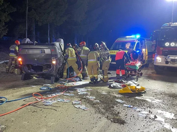 Dachowanie w Kościelisku - pijany kierowca wydobyty przez strażaków