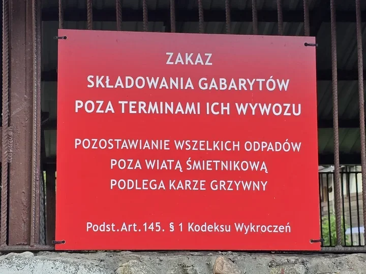 Śmieci pod blokiem mogą skończyć się aresztem. Policja ostrzega
