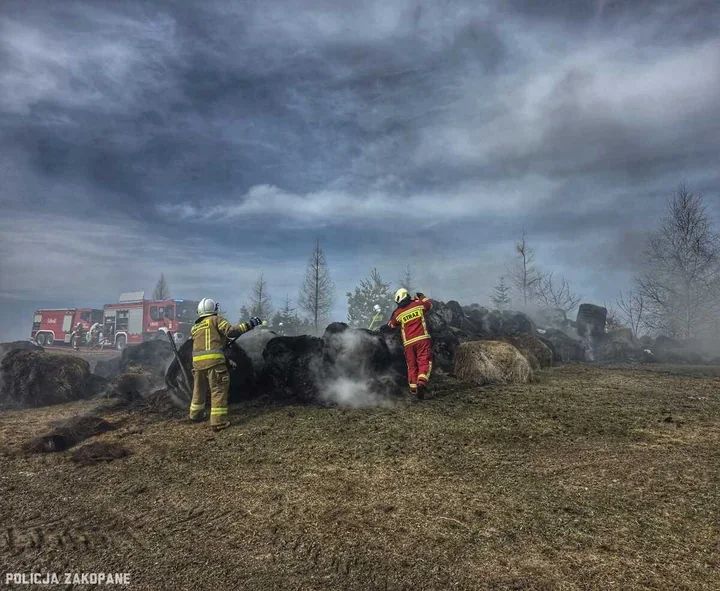 Pożar siana w Zębie - policja ostrzega przed kosztami i odpowiedzialnością