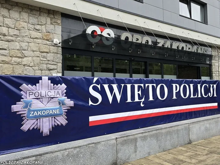 32 policjantów z Zakopanego awansowało. Uroczystość pod Tatrami