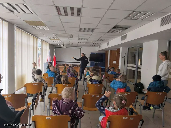Przedszkolaki z Zębu najbardziej zaciekawiło miejsce dla zatrzymanych