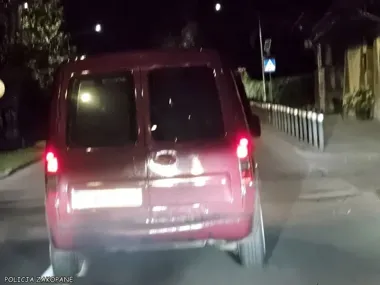 Pijany kierowca zatrzymał się na środku drogi. Dzielnicowy był po służbie