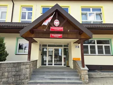 Zadymienie pod salą gimnastyczną - szkołę w Kościelisku opuściło 256 osób