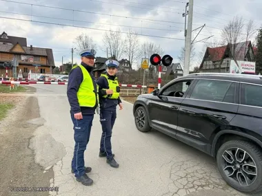Policja i SOK na przejeździe w Poroninie - jeden błąd mógł kosztować życie