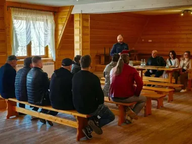 Seniorzy dostali opaski bezpieczeństwa - policjanci mówili, jak nie paść ofiarą oszustów