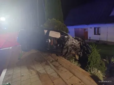 Pijany kierowca toyoty wbił się w ogrodzenie posesji w Zakopanem