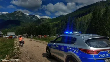 Majówka w górach zaczyna się od śniegu, lodu i policyjnych patroli