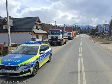 Pijany kierowca ciężarówki potrącił pracownika śmieciarki - jeden ranny