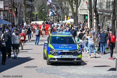 Policjanci wśród sztandarów - tak Zakopane uczciło Konstytucję 3 Maja