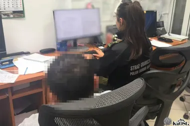 Funkcjonariuszka Straży Granicznej pracuje przy komputerze w pomieszczeniu biurowym.